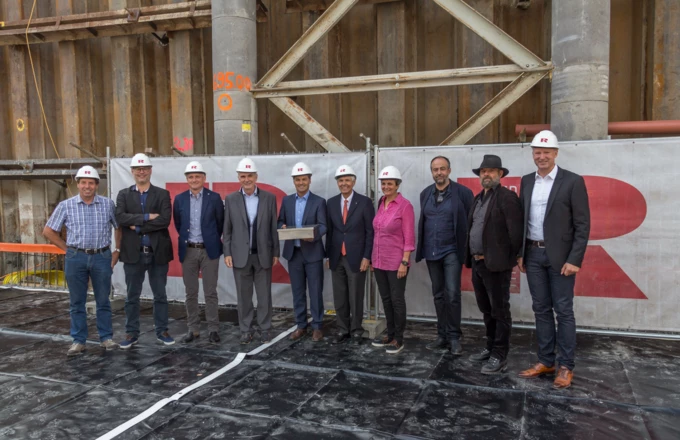 Bei der Grundsteinlegung dabei (v.l.n.r.): Ueli Giger, Marc Cathomen, Siegfried Frank, Aurelius Casanova, Nunzio Lo Chiatto, Walter-Heinz Rhomberg, Ursula Brändli, Ramon Capaul, Gordian Blumenthal und Claudius Meinel. Bei der Grundsteinlegung dabei (v.l.n.r.): Ueli Giger, Marc Cathomen, Siegfried Frank, Aurelius Casanova, Nunzio Lo Chiatto, Walter-Heinz Rhomberg, Ursula Brändli, Ramon Capaul, Gordian Blumenthal und Claudius Meinel.